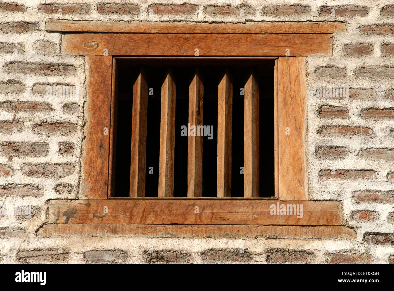 Finestra in legno telaio quadrato ; le barre di legno cotto fisso all'entrata di Vishrambaug Wada secondo palace Peshve Maratti re ; Pune Foto Stock