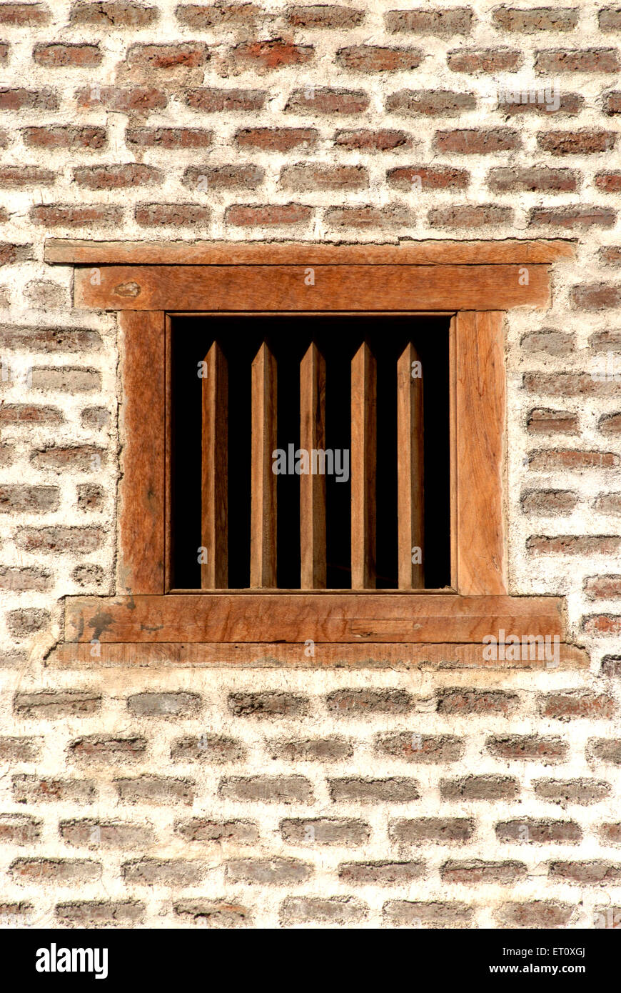 Finestra in legno telaio quadrato ; le barre di legno fissato ingresso in muratura Vishrambaug Wada secondo palace Peshve Maratti re ; Pune Foto Stock