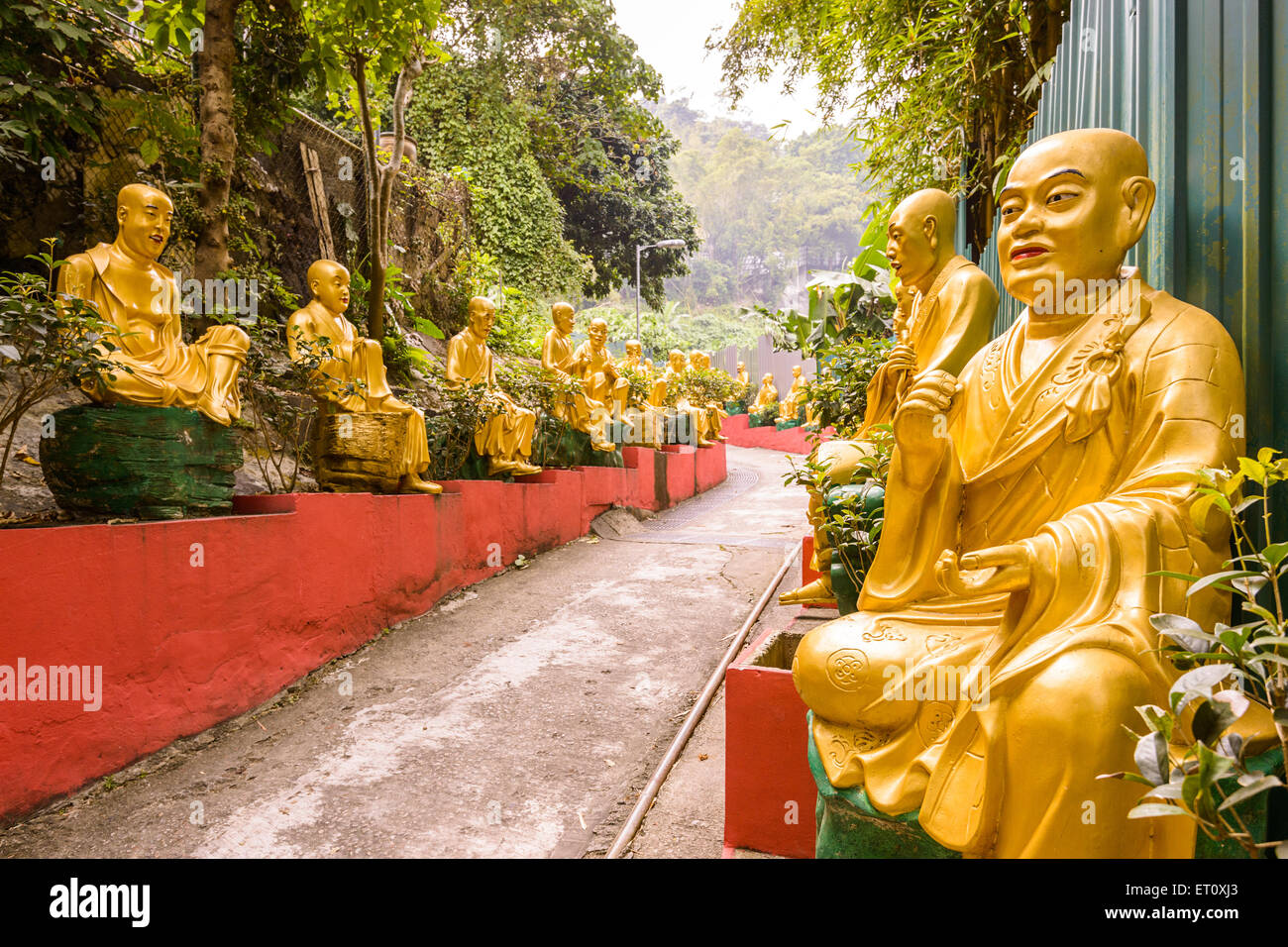 Statue presso il Monastero dei Diecimila Buddha in Sha Tin, Hong Kong, Cina. Foto Stock