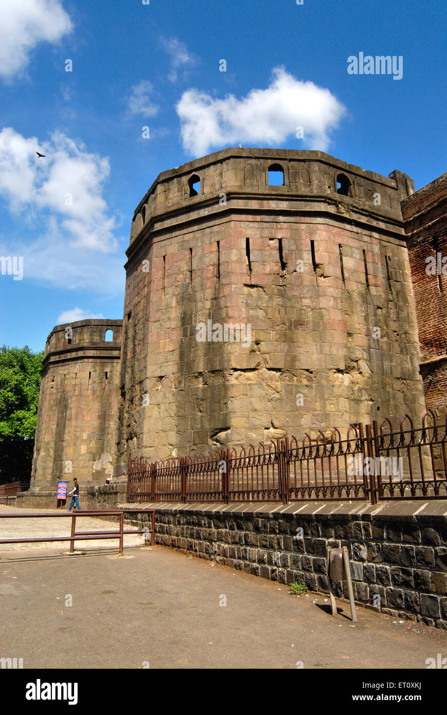 Delhi darwaja con imponente bastione a shanwarwada shaniwarwada ; Pune ; Maharashtra ; India Foto Stock