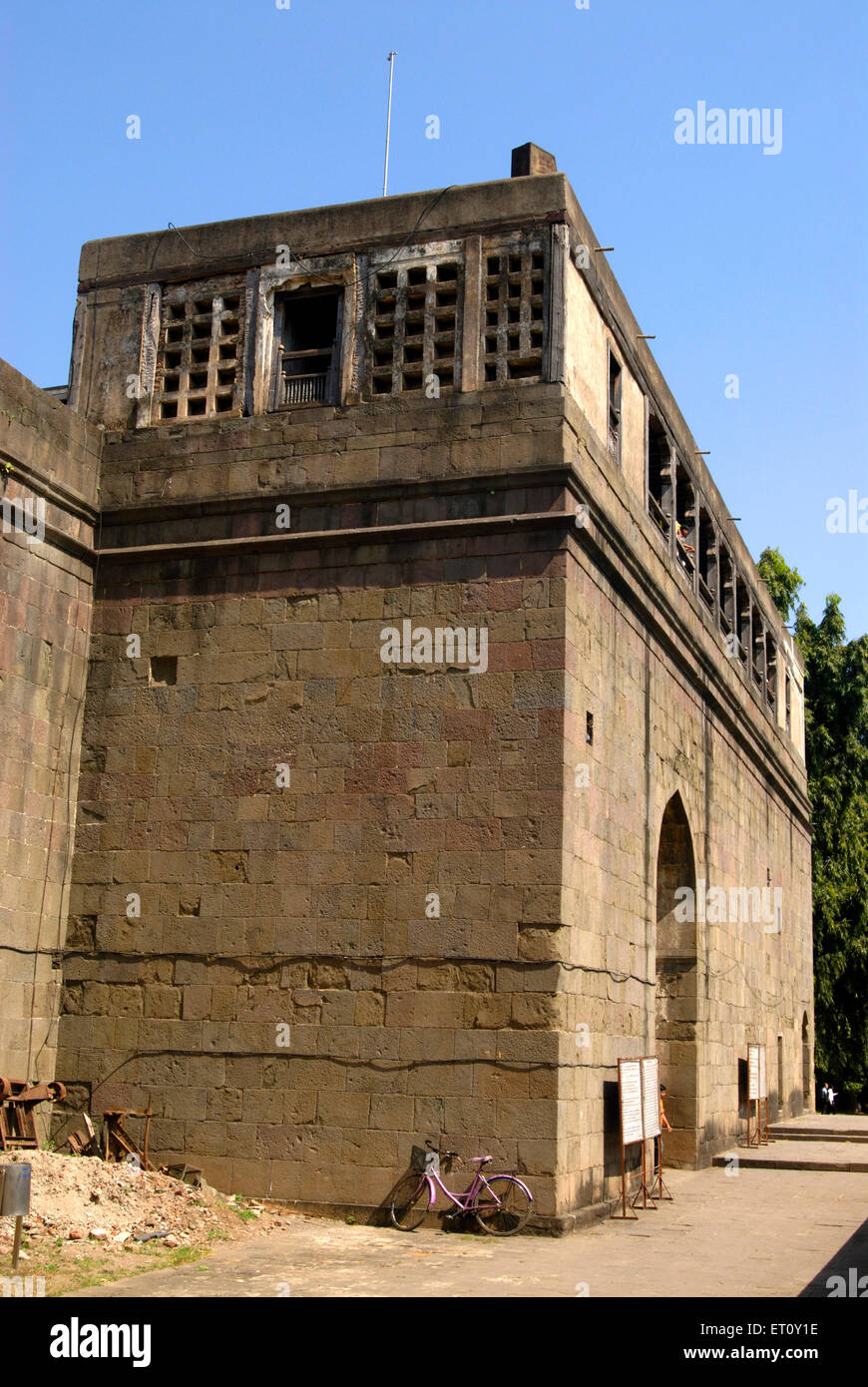 Fortificazione forte lato posteriore di Delhi gate ingresso principale di Shaniwarwada ; Pune ; Maharashtra ; India Foto Stock
