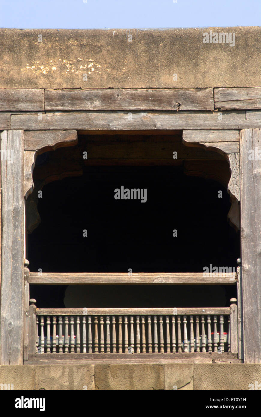 Balcone in legno e ringhiera ; Delhi darwaja porta ingresso principale Nagarkhana di Shaniwarwada ; Pune ; Maharashtra ; India Foto Stock