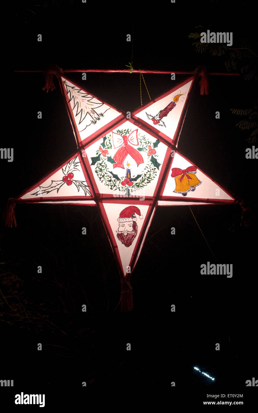Illuminato stella pentagonale lanterna con dipinti colorati appesi ; festeggiano il Natale festival ; Borivali ; Bombay Mumbai Foto Stock