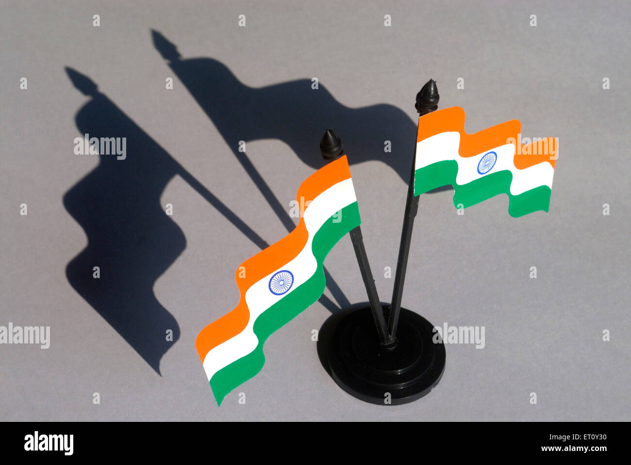 Vista aerea ombra battenti tricolore Indiano ; bandiera nazionale blu Chakra Ashoka issata pole ; materiale cartaceo ; Borivali Mumbai Foto Stock