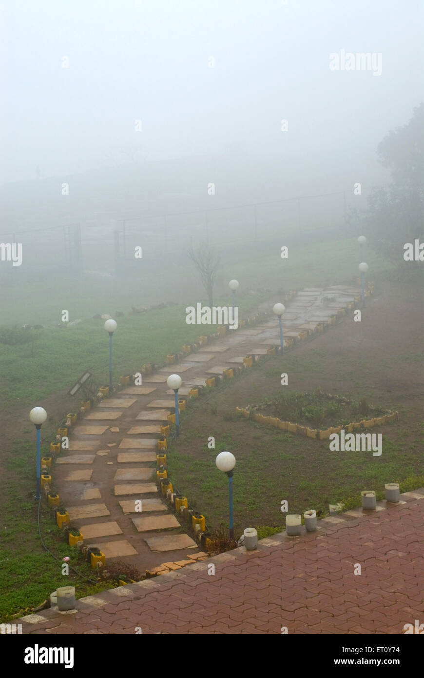 Via a zigzag nella nebbia a Malshej Ghat ; Maharashtra ; India ; Asia Foto Stock