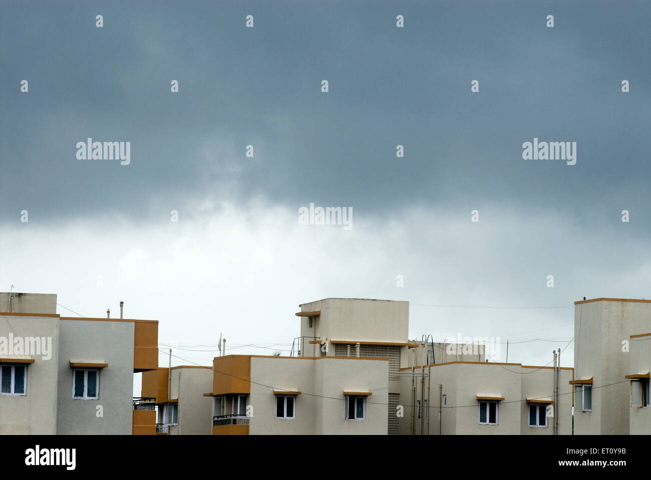 Nubi monsoniche dietro edifici a Borivali ; Bombay ; Mumbai ; Maharashtra ; India Foto Stock