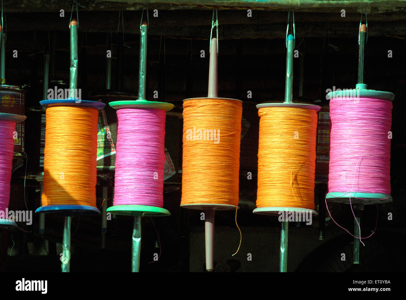 Bobine di coloratissimi manja filo fuori shop per vendere celebrando makara che festival Sankranti ; Bombay Mumbai Foto Stock