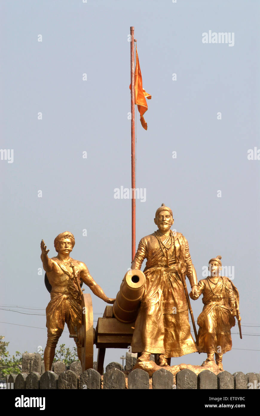 Statua di Chhatrapati Shivaji maharaja con Sambhaji Admiral e cannon ; Mumbai Bombay ; Maharashtra ; India 2009 Foto Stock