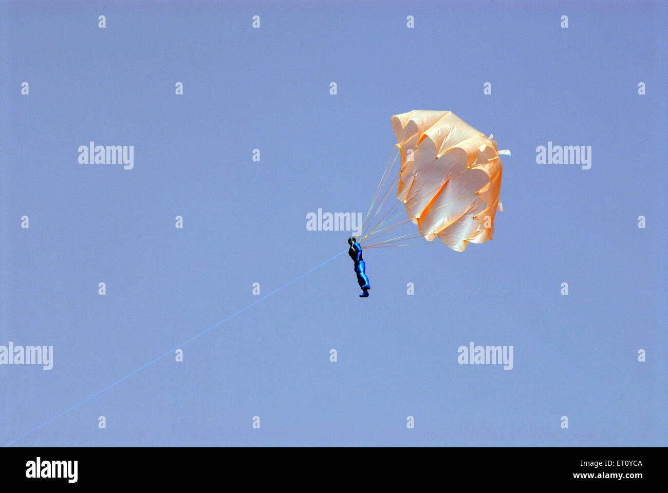 Paracadute giocattolo che vola come kite alla spiaggia di Juhu ; Bombay ; Mumbai ; Maharashtra ; India ; Asia ; indiana ; asiatica Foto Stock