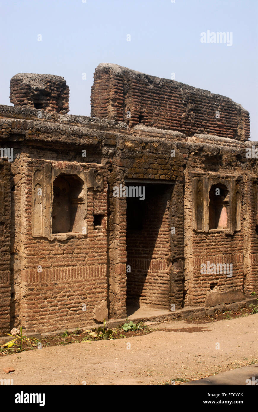 Rovine di epoca Peshawe ; struttura di mattoni di Vishnu Narayan tempio alla sommità di Parvati ; Pune ; Maharashtra ; India Foto Stock