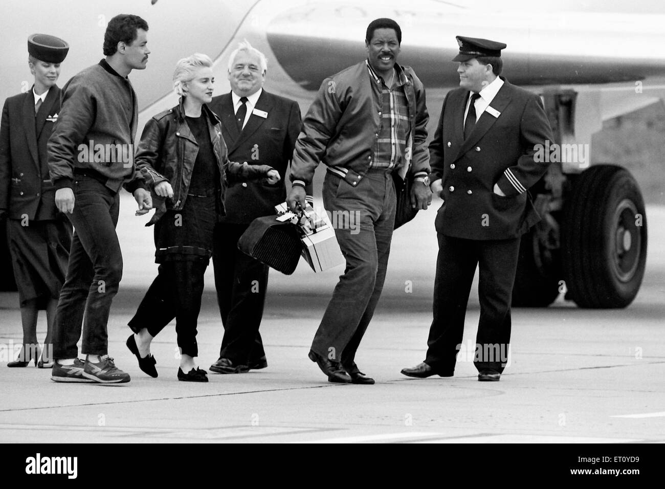 Madonna arriva all'aeroporto di Leeds Bradford 1987 Foto Stock
