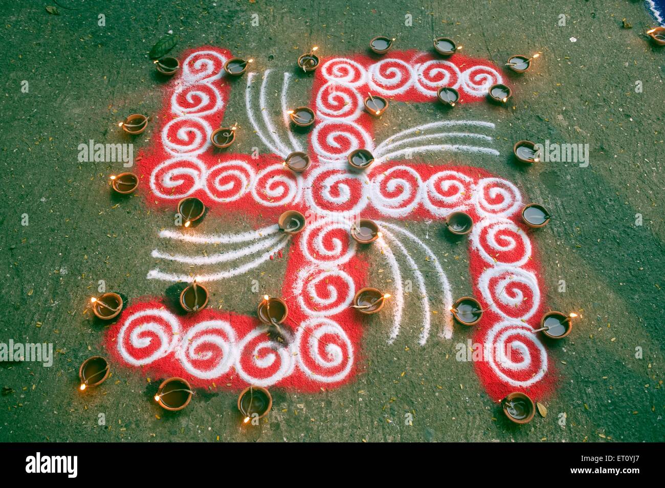 Simbolo svastica con lampade ad olio, festival Diwali, India, Asia Foto Stock