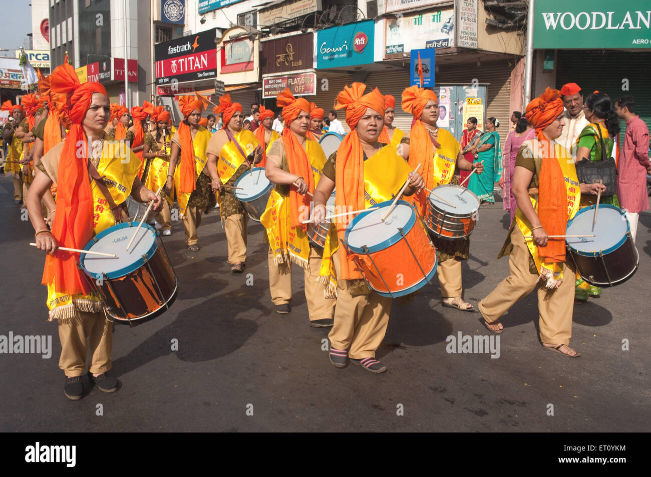 Le donne di tamburi in processione di gudi padva festival ; Thane ; Maharashtra ; India 2010 Foto Stock