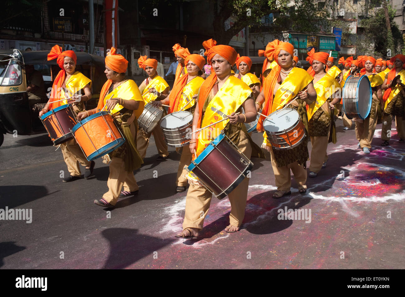 Le donne di tamburi in processione di gudi padva festival ; Thane ; Maharashtra ; India 2010 Foto Stock
