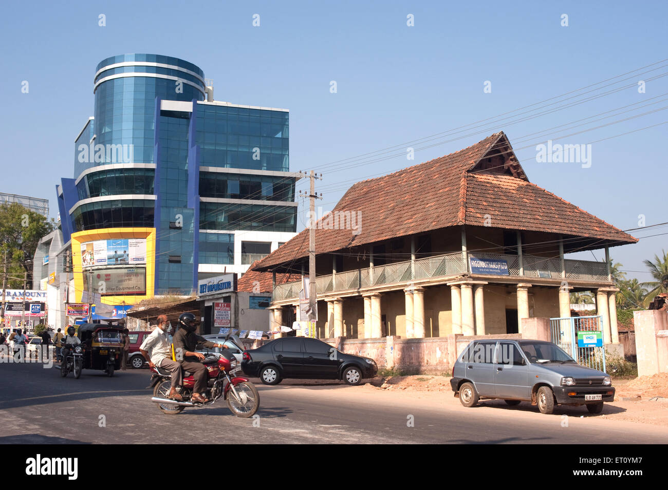 Edificio moderno con la vecchia struttura al Mahatma Gandhi road ; Trivandrum Thiruvananthapuram ; Kerala ; India 2010 Foto Stock