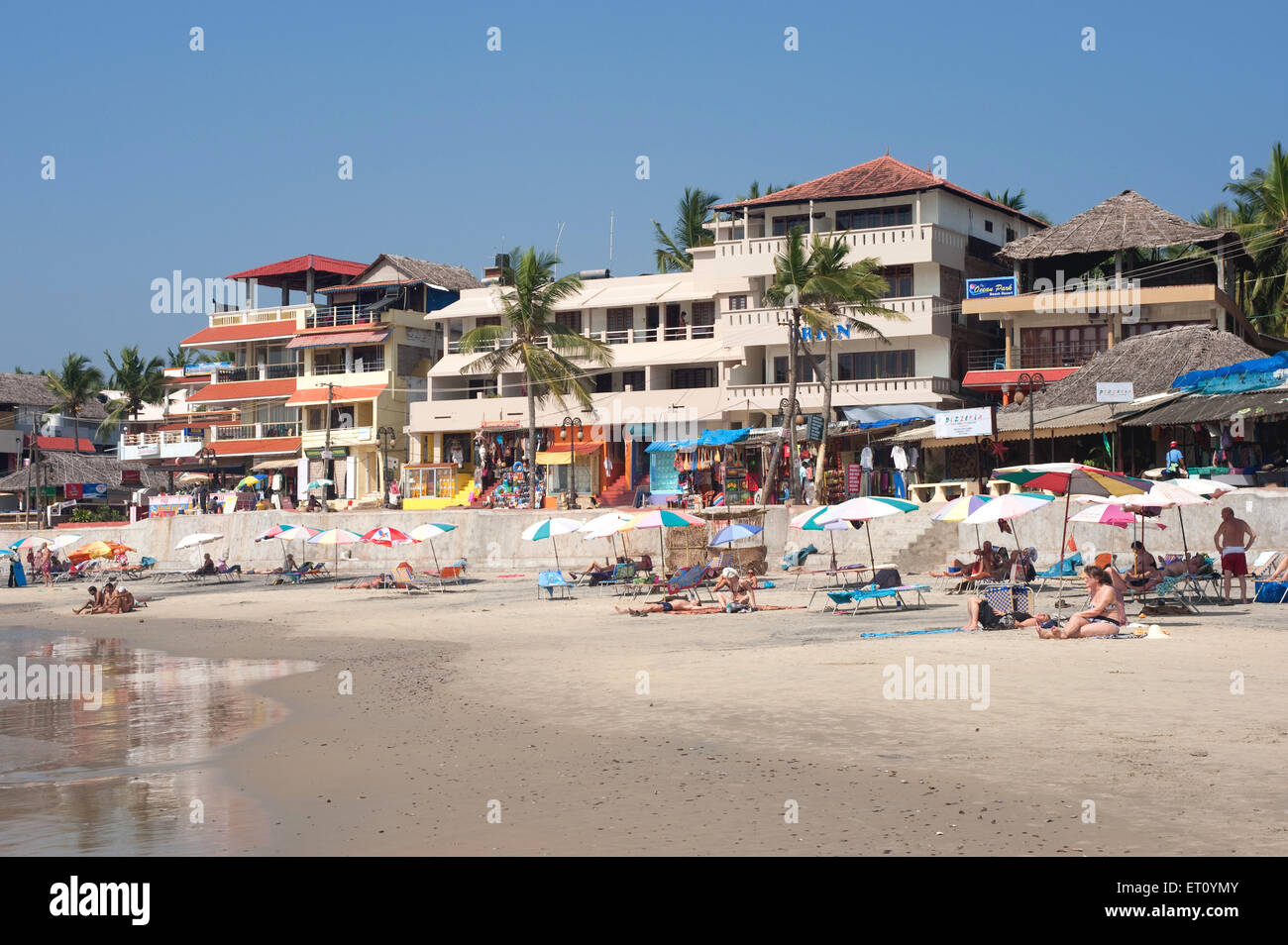 Turisti alla spiaggia di Kovalam ; Trivandrum ; Thiruvananthapuram ; Kerala ; India ; Asia Foto Stock