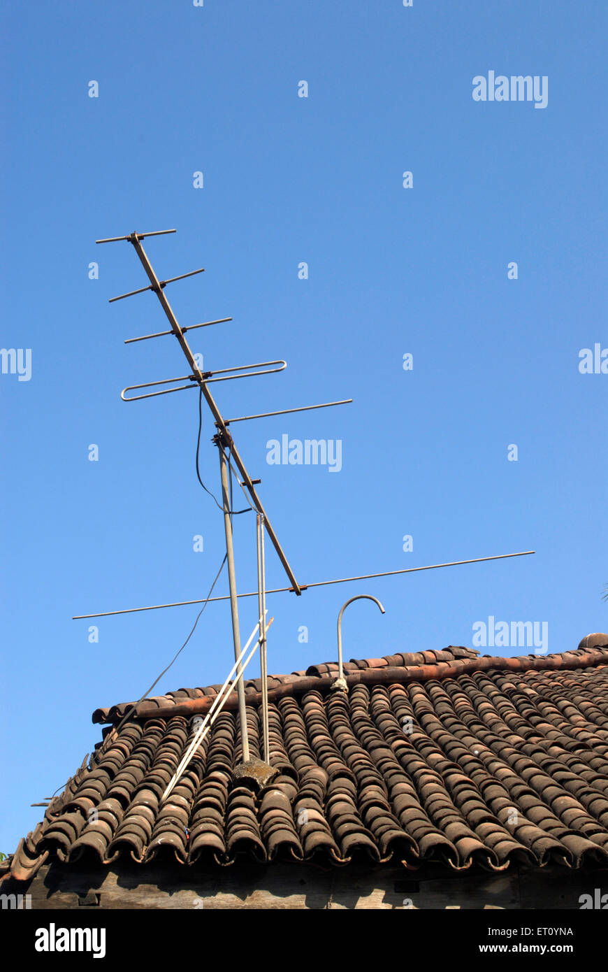 Antenna televisiva sul vecchio tetto piastrellato, Bassein, Vasai, Thane, Maharashtra, India Foto Stock