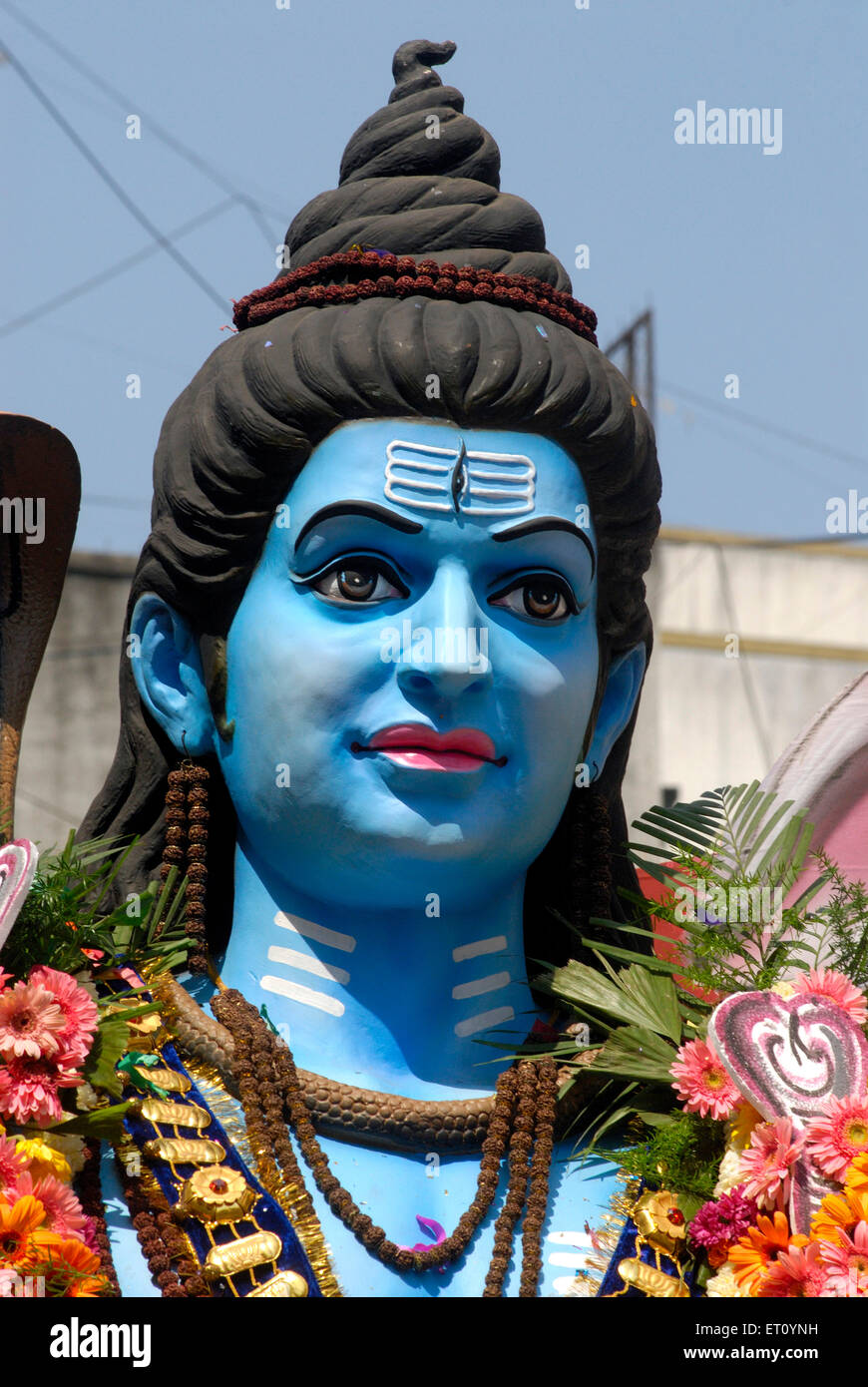 Processione di grande idolo del signore Shiva con Nandi bull celebrando Mahashivratri festival ; Pune ; Maharashtra ; India Foto Stock