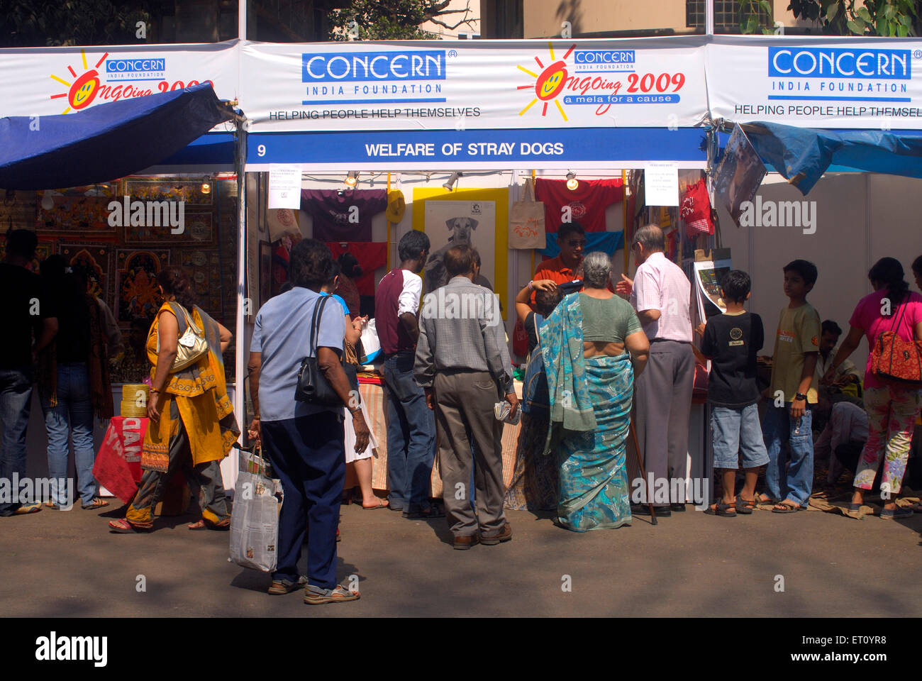 Turisti a Concern India Foundation stallo, Kala Ghoda, festival d'arte, Bombay, Mumbai, Maharashtra, India Foto Stock