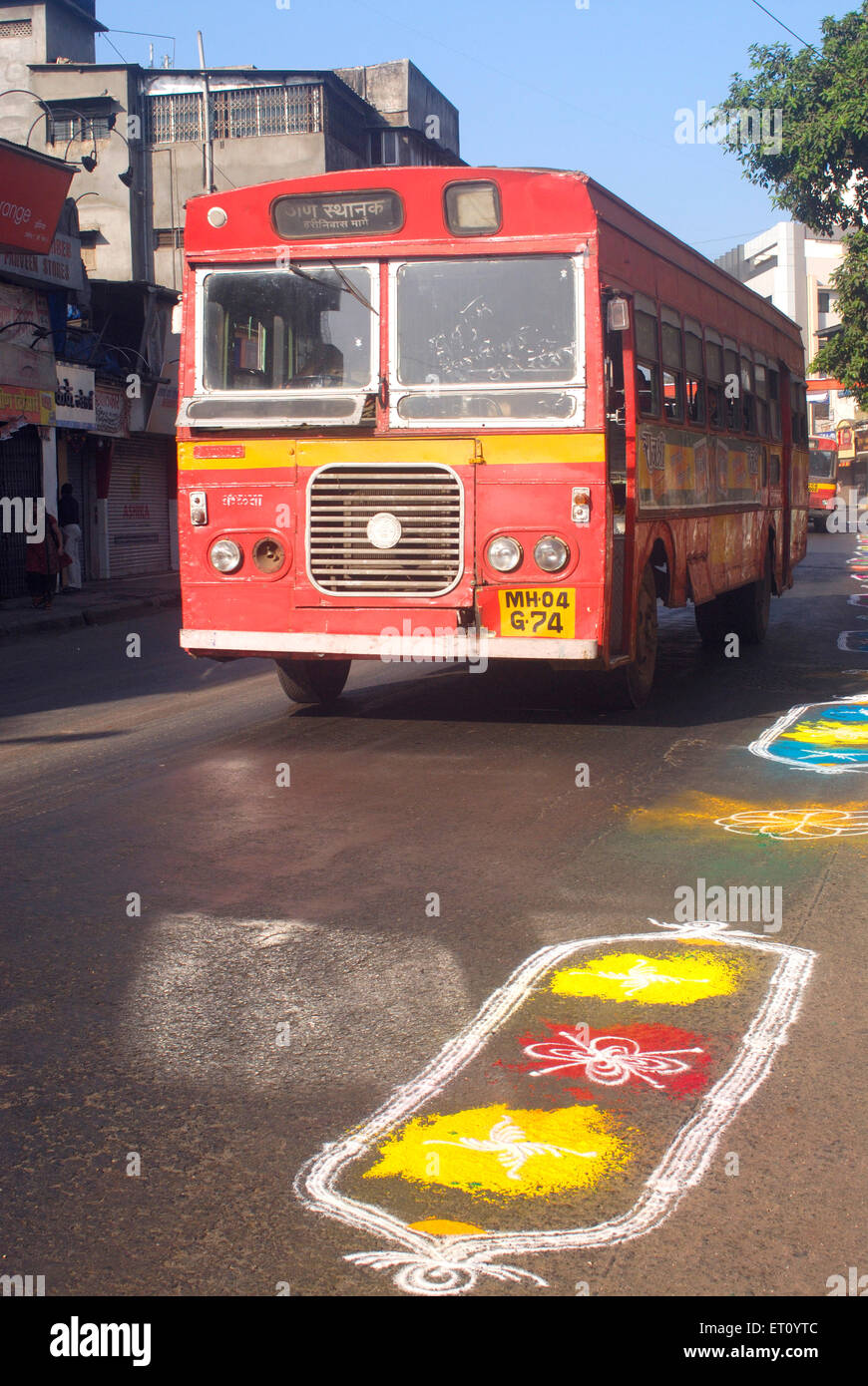 MIGLIOR autobus e rangoli disegnati sulla strada che celebra Gudi Pasda indù Capodanno a Thane ; Maharashtra ; India Foto Stock