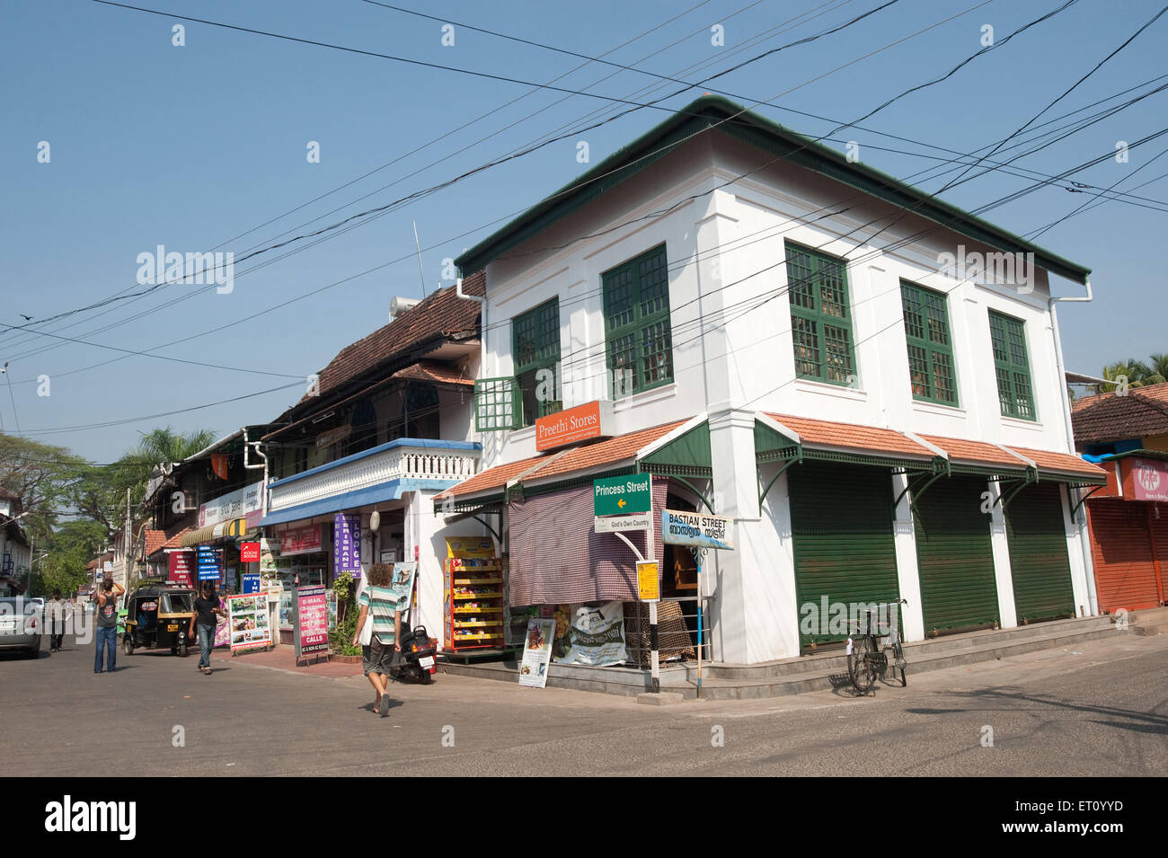 Case antiche e angolo strada di Princess Street e Bastian Street ; Cochin ; Kochi ; Kerala ; India ; Asia Foto Stock