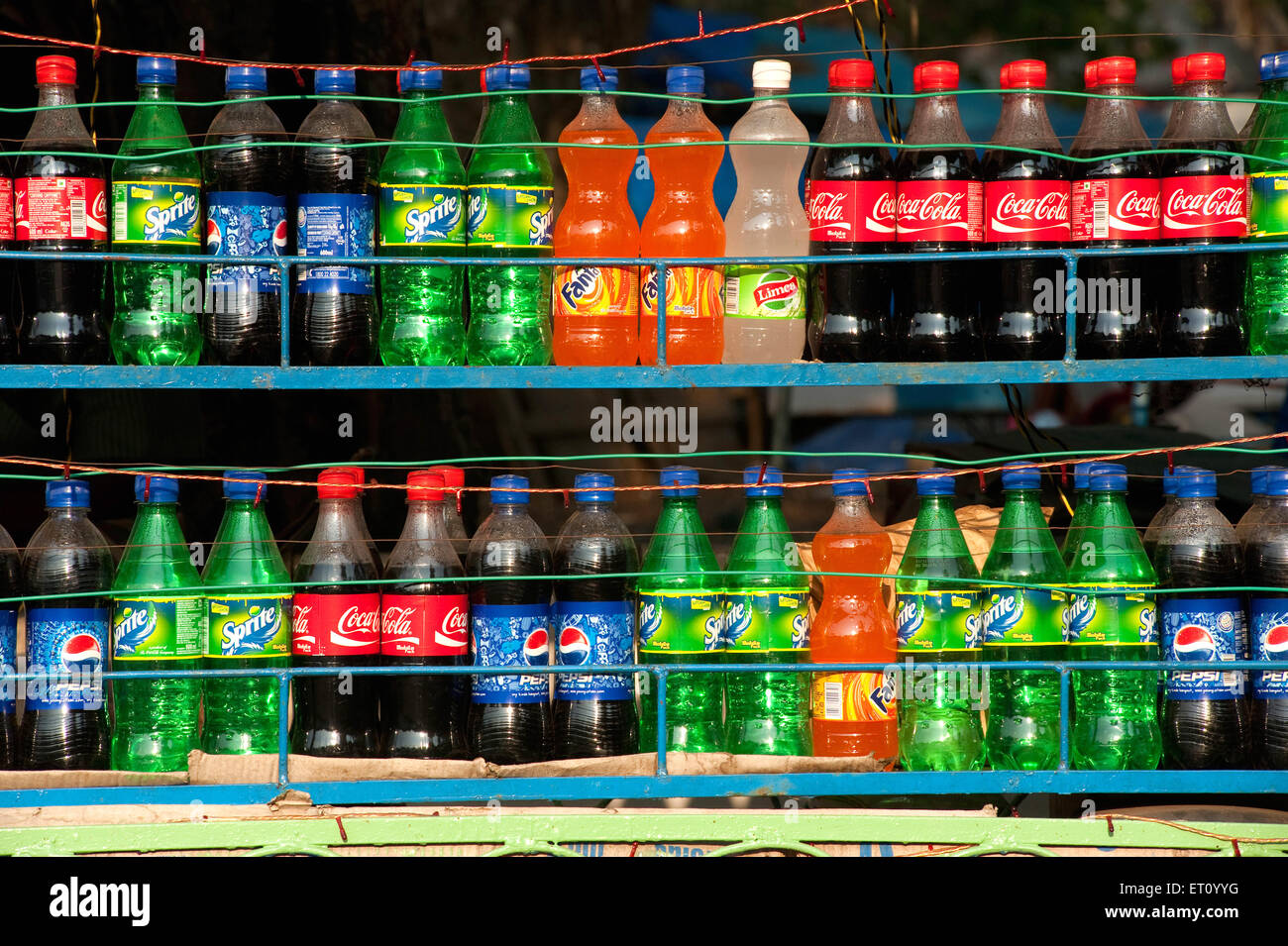 Bottiglie in plastica di bevande fredde Coca Cola Pepsi Fanta Limba Sprite ; Cochin ; Kochi ; Kerala ; India ; Asia Foto Stock