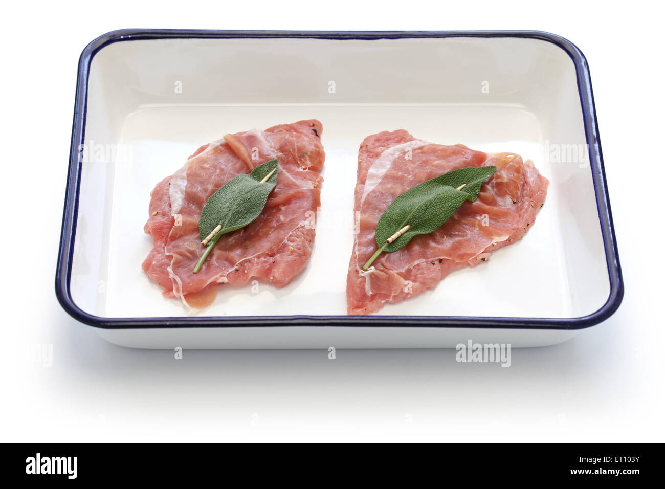 Saltimbocca ingredienti ( di vitello, prosciutto e salvia) su butcher vassoio Foto Stock