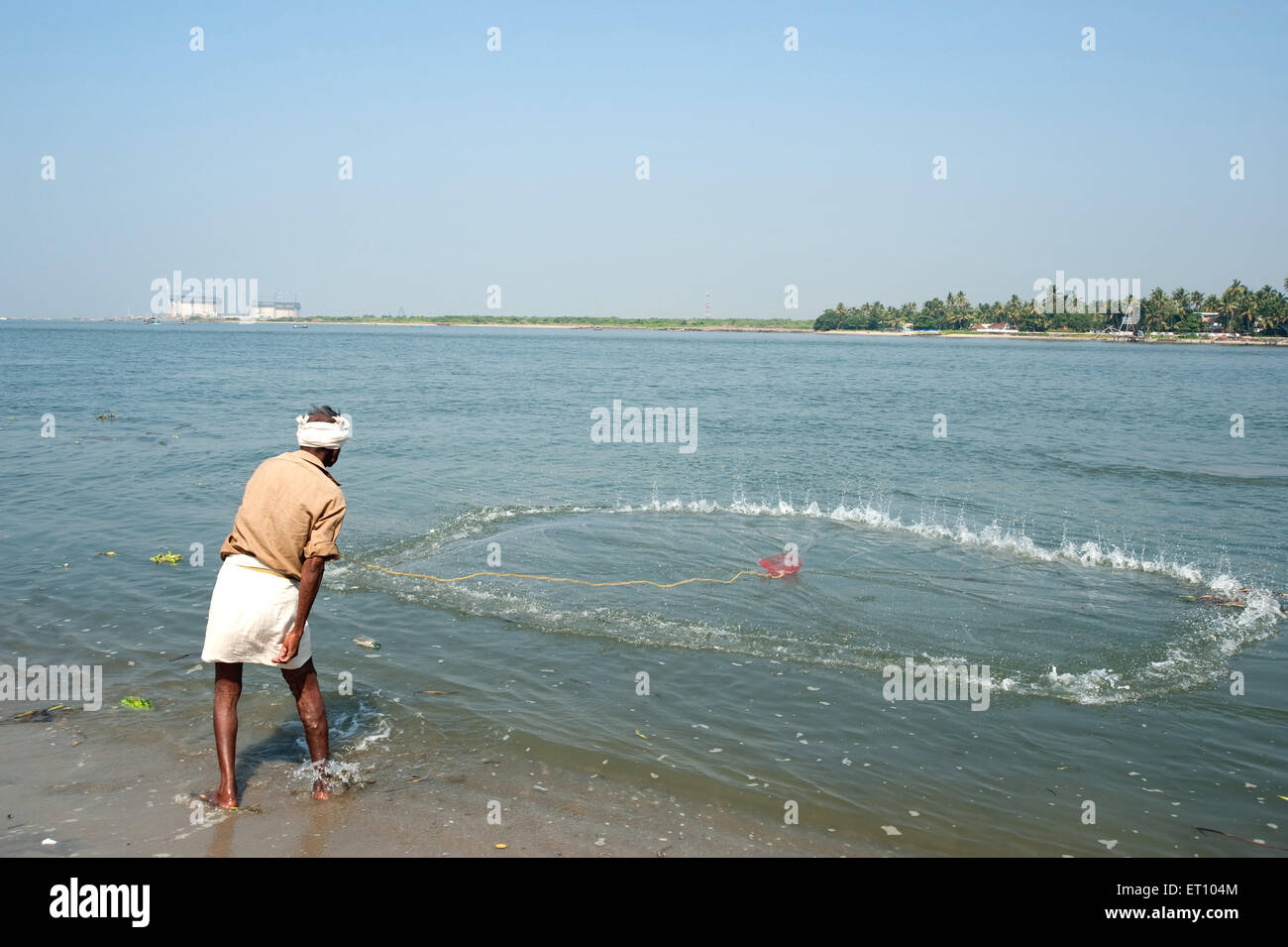 Rete di pesca per il lancio di pescatori in mare ; Cochin ; Kochi ; Kerala ; India ; Asia Foto Stock