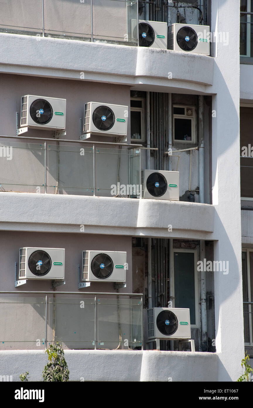 Pompe di aria condizionata tenute alla parete esterna dell'edificio ; Bombay ; Mumbai ; Maharashtra ; India ; Asia Foto Stock