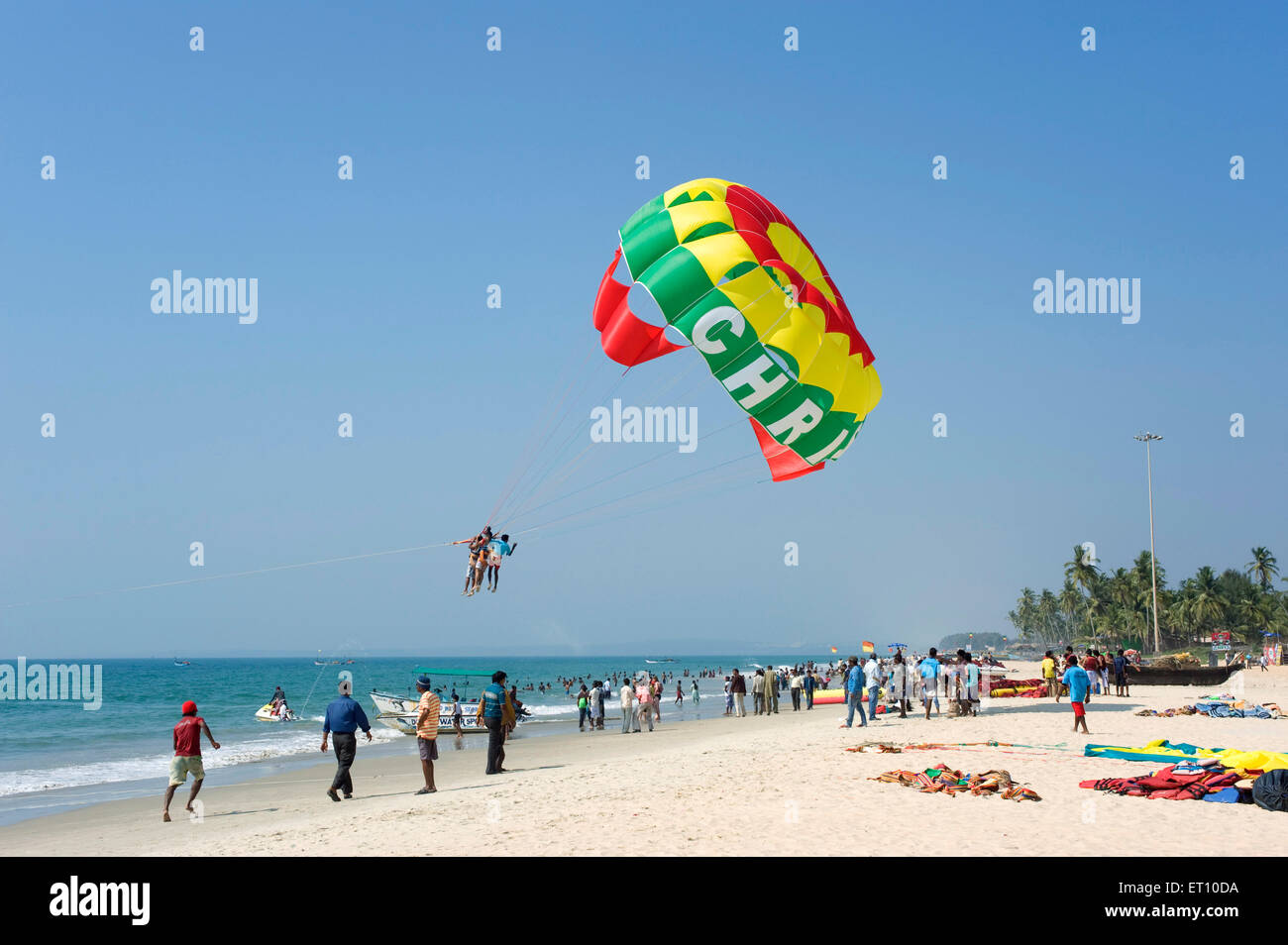 Tourist godendo parachute ride a colva beach ; Goa ; India Foto Stock