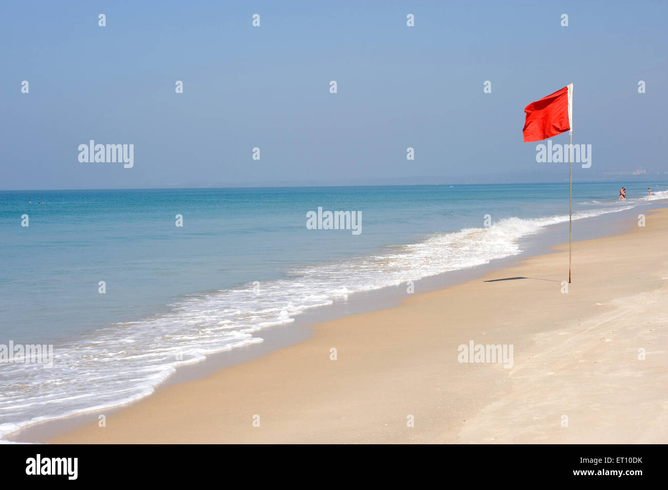 Bandiera rossa non zona nuoto avviso per turistico a colva beach ; Goa ; India Foto Stock