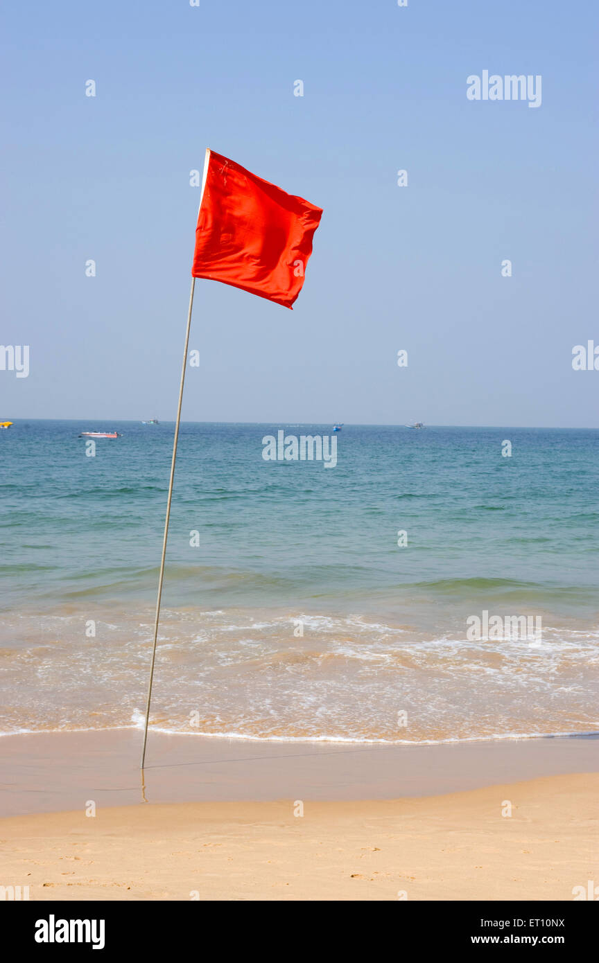 Bandiera rossa non zona piscina avvertenza per il turista nella spiaggia di Calangute ; Goa ; India Foto Stock