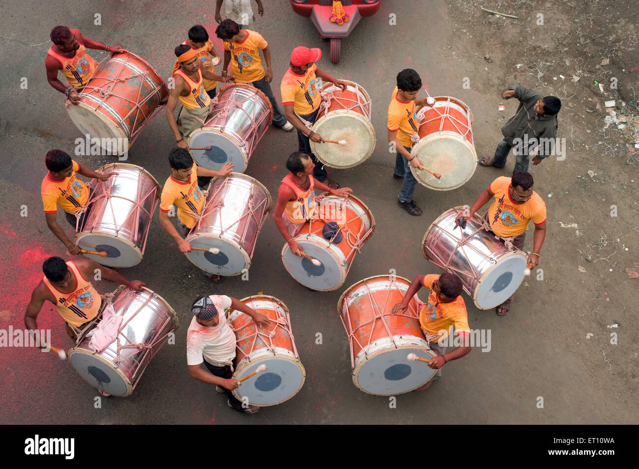 Gruppo di banda battendo il grande tamburo al festival Ganpati a Pune Maharashtra India Asia 2011 Foto Stock