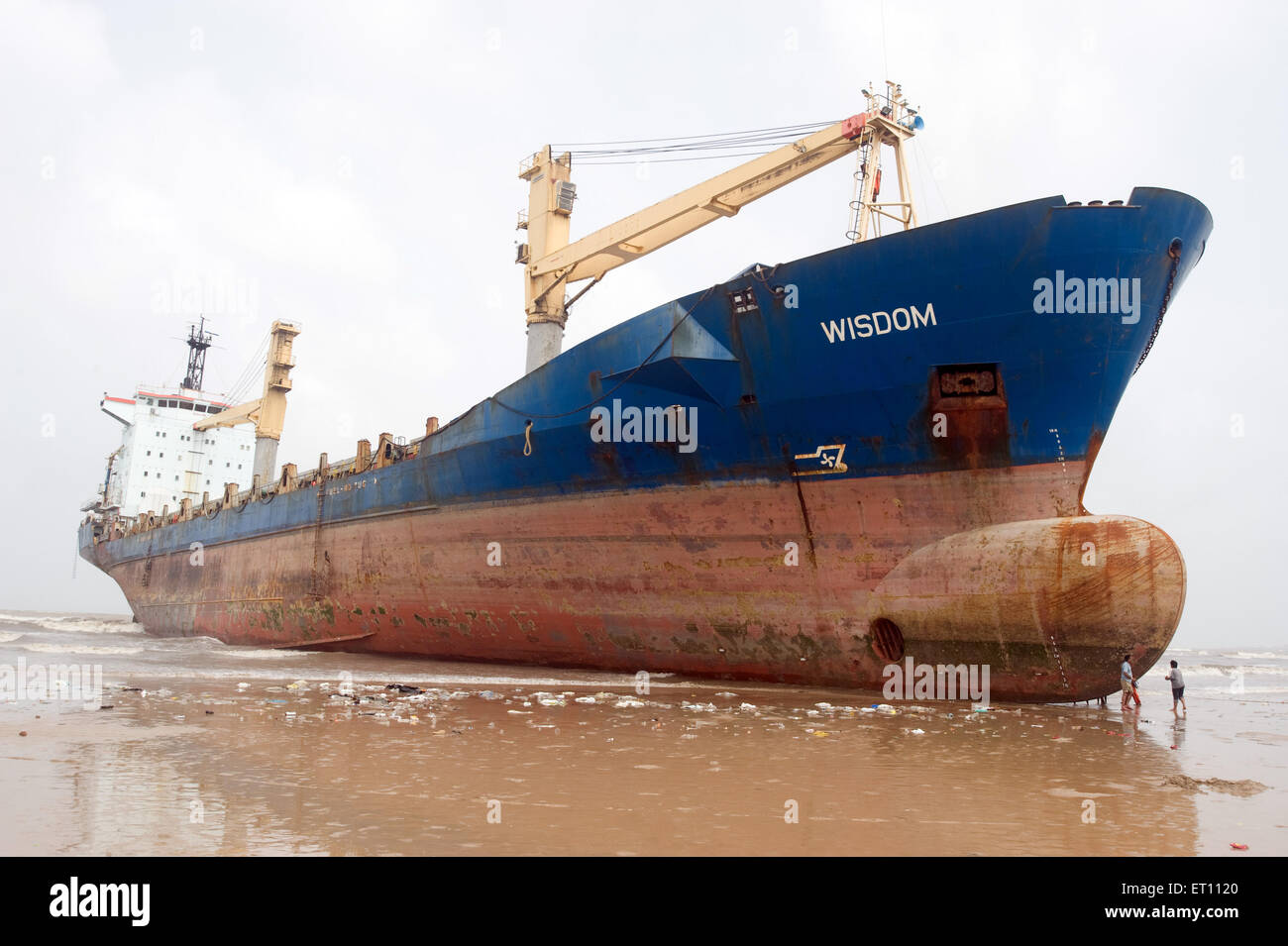 La saggezza della grande nave da carico è venuto alla spiaggia Juhu Mumbai India Asia Foto Stock