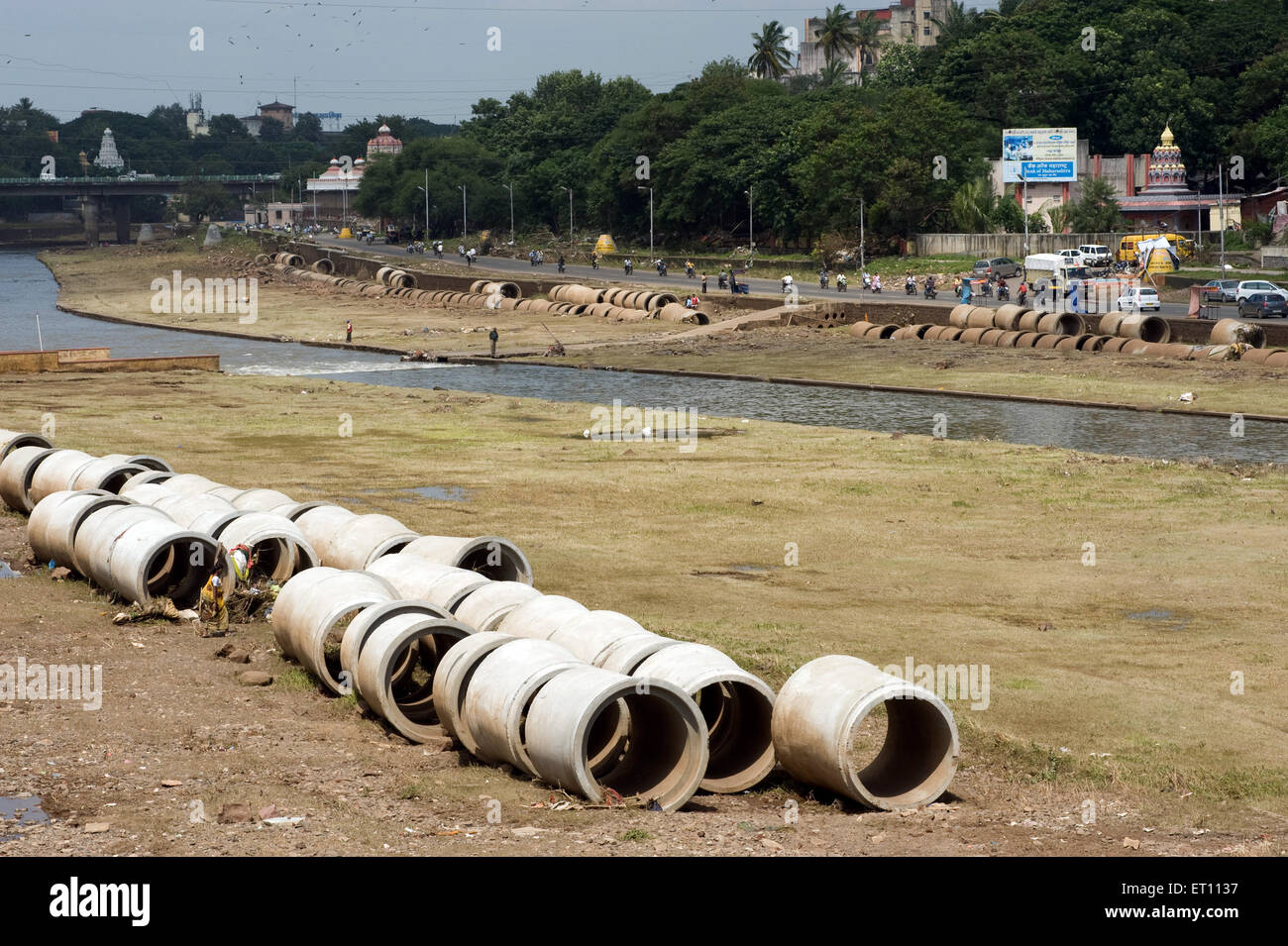 Calcestruzzo tubi di Hume mantenuta sulle rive del fiume Mutha a Pune Maharashtra India Asia 2011 Foto Stock