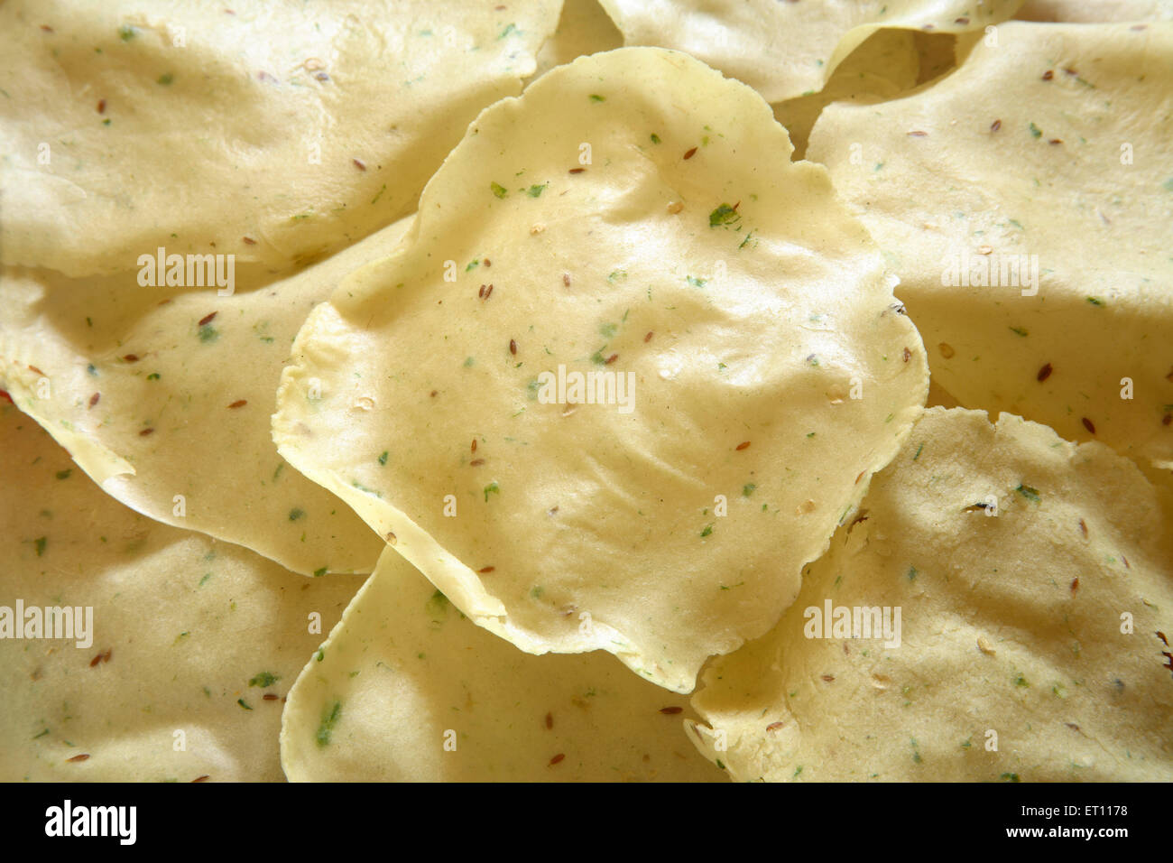 Papad fritto, papadum, papadam, papadom, papadom, pane sottile, pane croccante, pane croccante, fondo bianco Foto Stock