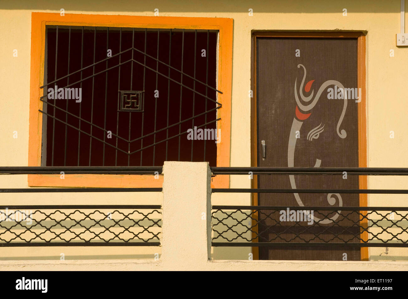 Guest House con simbolici del Signore Ganesh dipinta sulla porta Beed Maharashtra India Asia Foto Stock