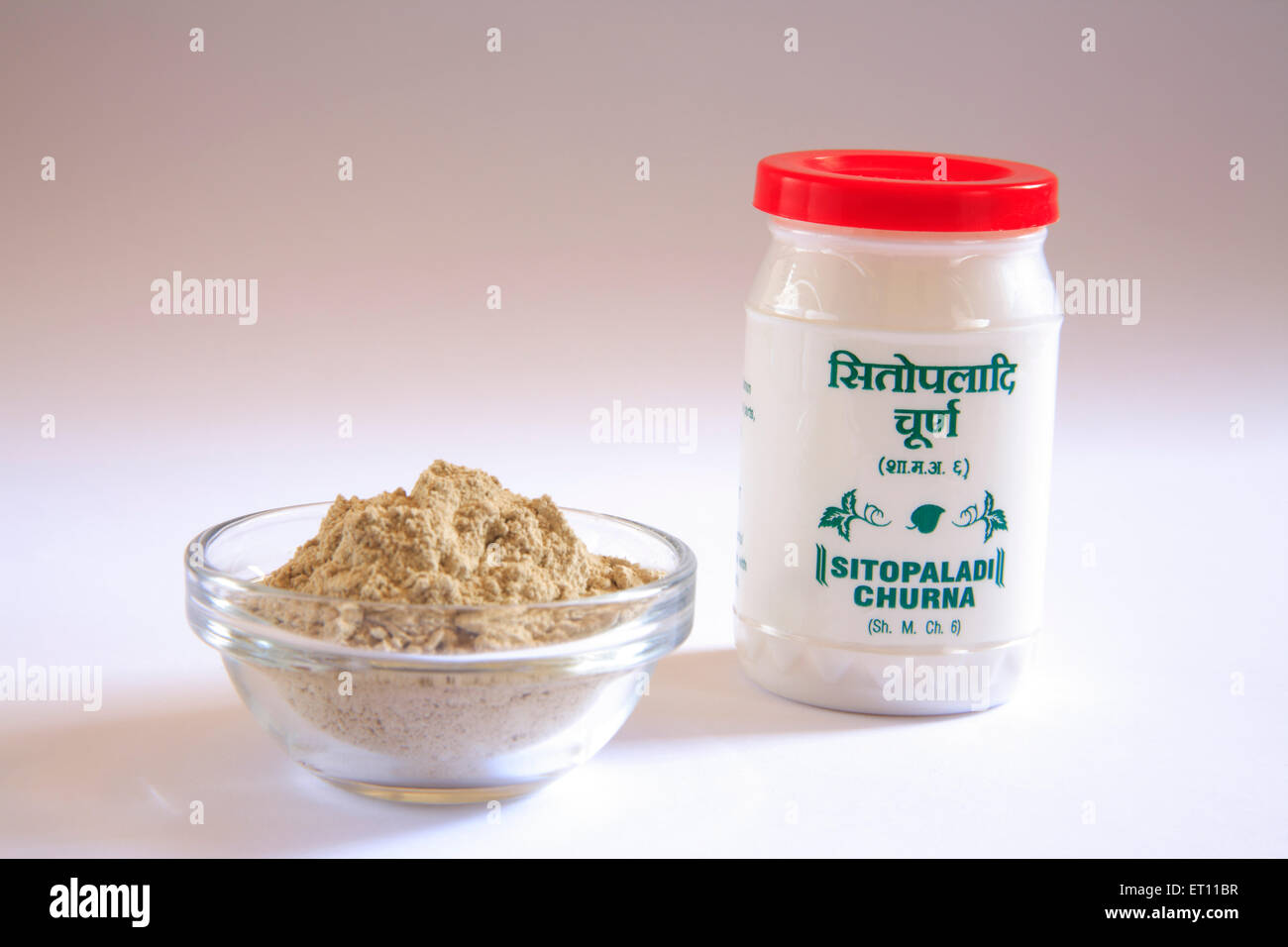 polvere di sitopaladi churna in bottiglia di plastica e recipiente di vetro su fondo bianco Foto Stock