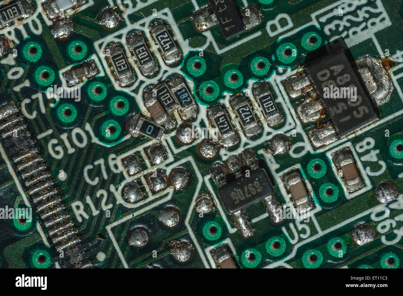 Macro-foto dei componenti del circuito stampato su una scheda madre del PC. Cablaggio all'interno del computer, primo piano del circuito, dettaglio di una scheda di circuito, punti collegati. Foto Stock