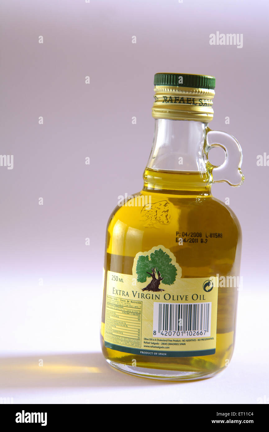 Olio extra vergine di oliva in bottiglia su sfondo bianco Foto Stock