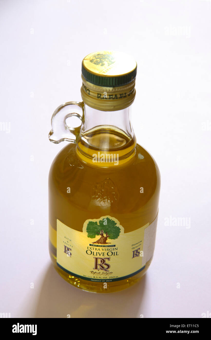 Olio extra vergine di oliva in bottiglia su sfondo bianco Foto Stock