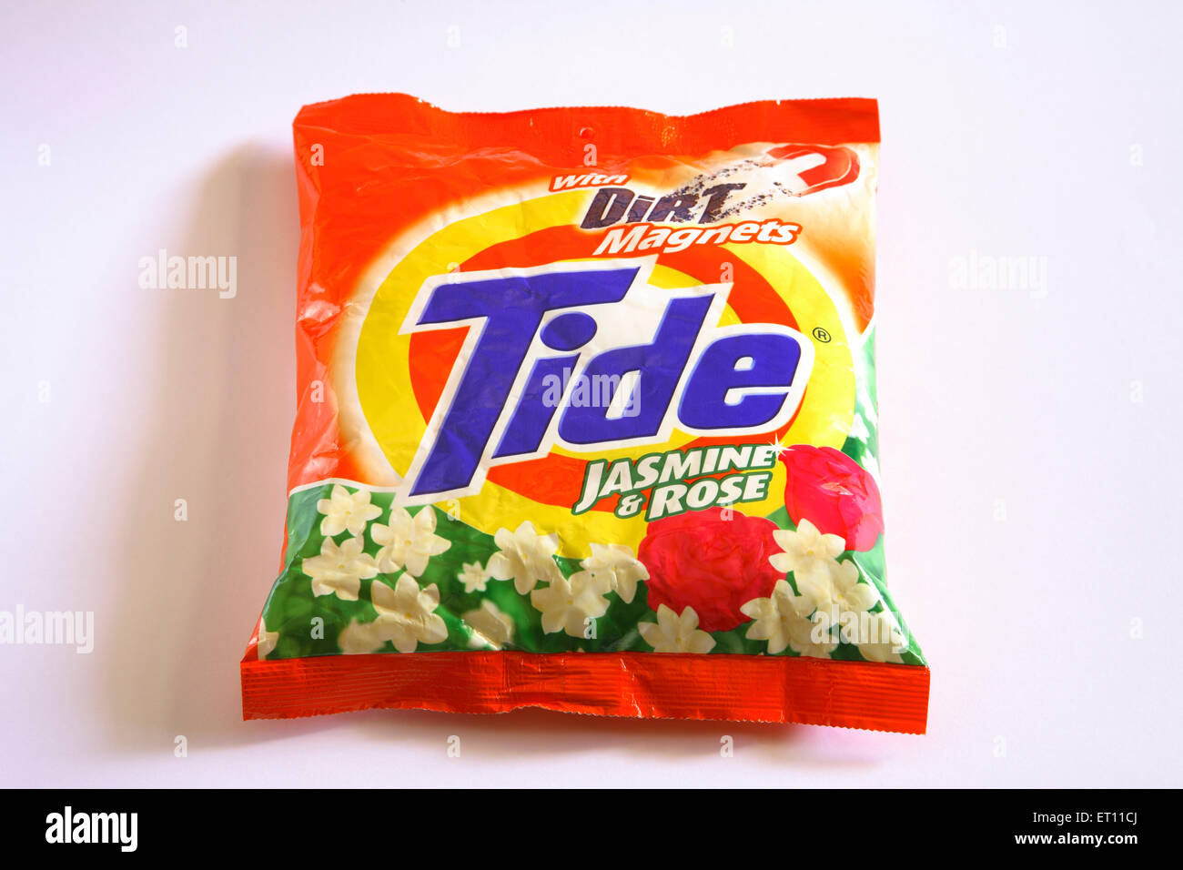 Polvere detergente Tide pacchetto su sfondo bianco Foto Stock