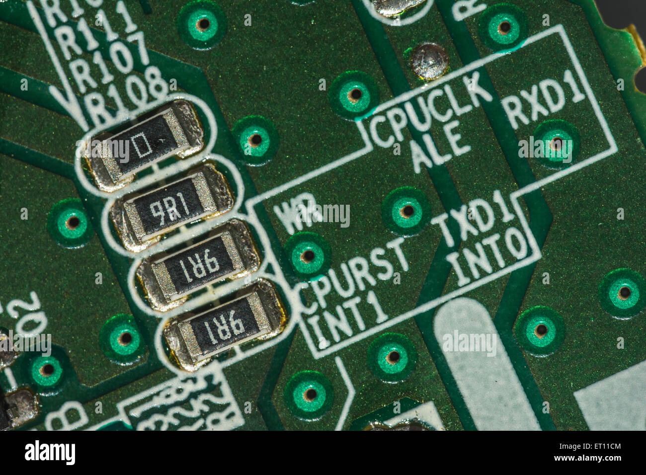 Macro-fotografia stampata di cablaggio del circuito per una scheda madre  del PC. Il tasto focus sulla striscia di 4 resistenze per lato sinistro.  Cablaggio interno del computer Foto stock - Alamy