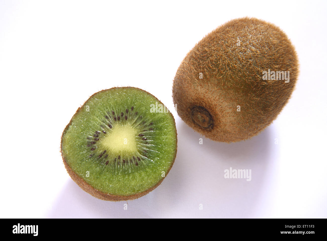 Kiwi, Kiwi fruit, Kiwifruit, uva spina cinese, fondo bianco Foto Stock