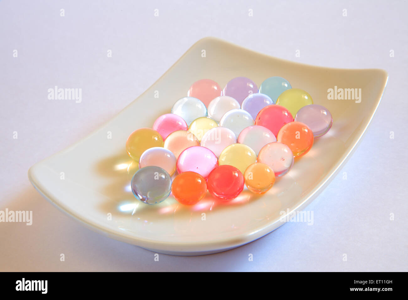 Bianco e blu le sfere di gel,palline di polimero Foto stock - Alamy