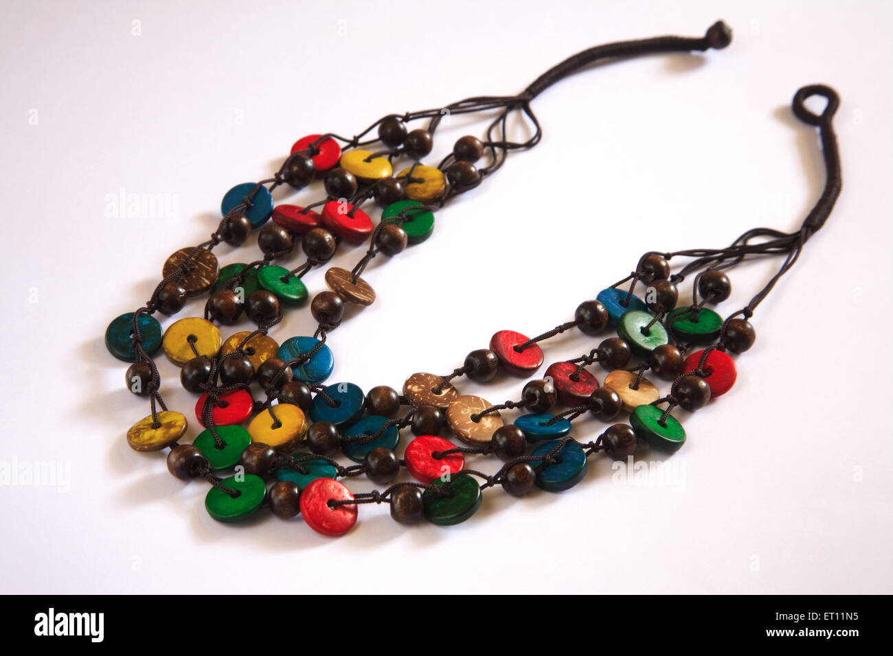 collana con perle, collana con bottoni, gioielli artificiali, fondo bianco Foto Stock