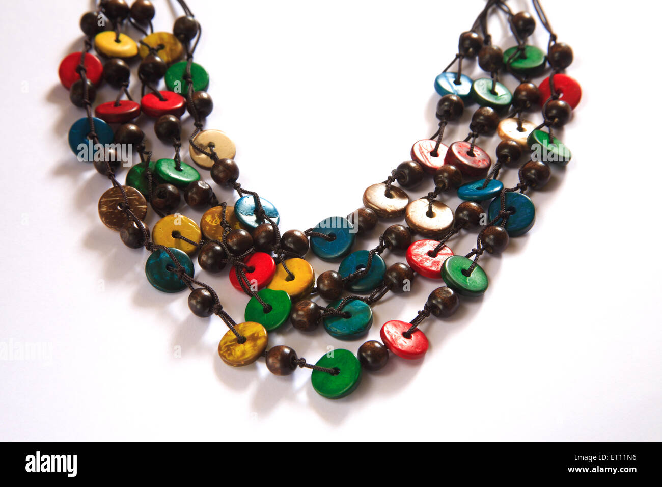 collana con perle, collana con bottoni, gioielli artificiali, fondo bianco Foto Stock