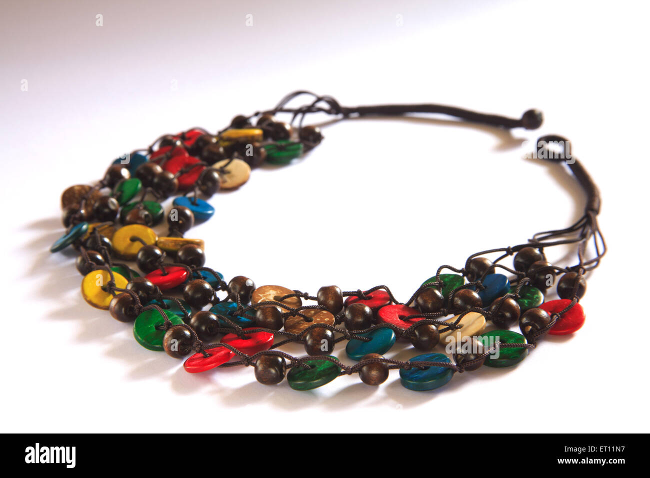 collana con perle, collana con bottoni, gioielli artificiali, fondo bianco Foto Stock