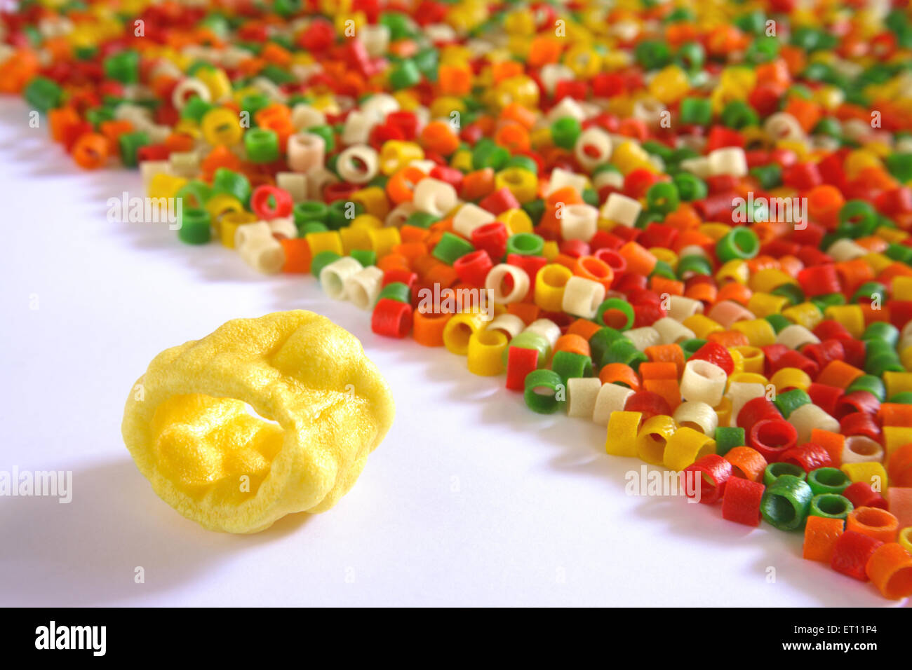 Materie colorate e fritto round chips su sfondo bianco Foto Stock