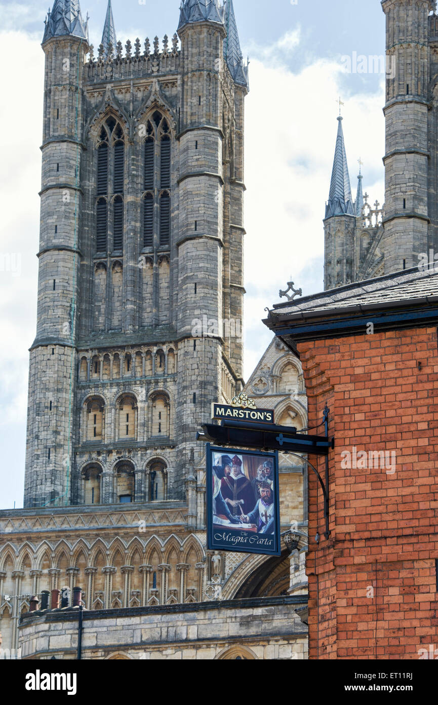 Magna Carta segno pub di fronte Cattedrale di Lincoln. Ripida collina, Lincoln, Lincolnshire, Inghilterra Foto Stock
